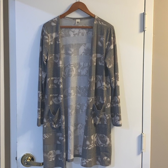 Sew in love gray floral cardigan - Picture 2 of 4